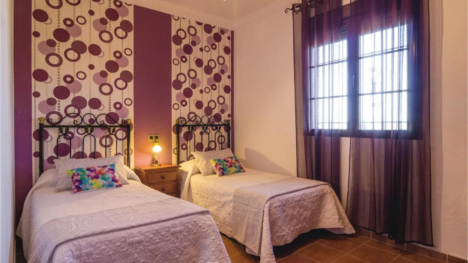Cozy Home In Iznajar With Kitchen