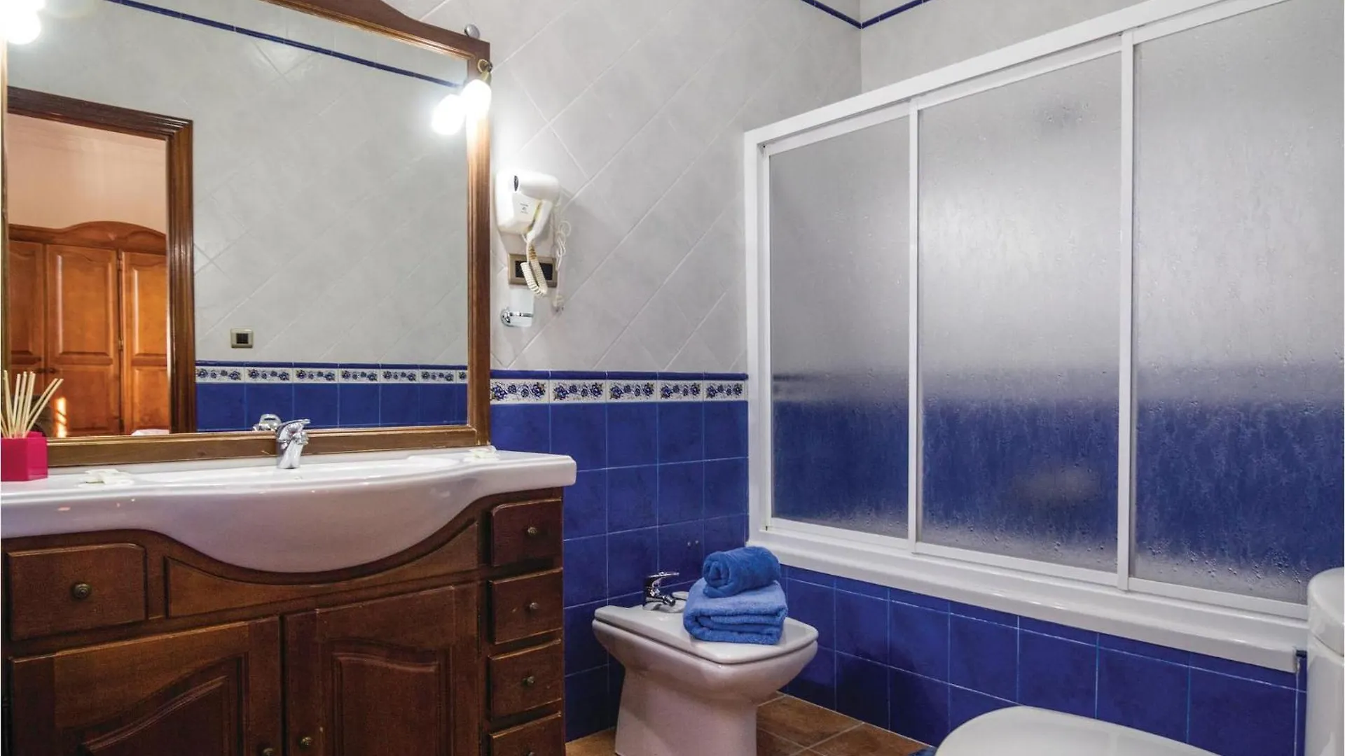 Cozy Home In Iznajar With Kitchen