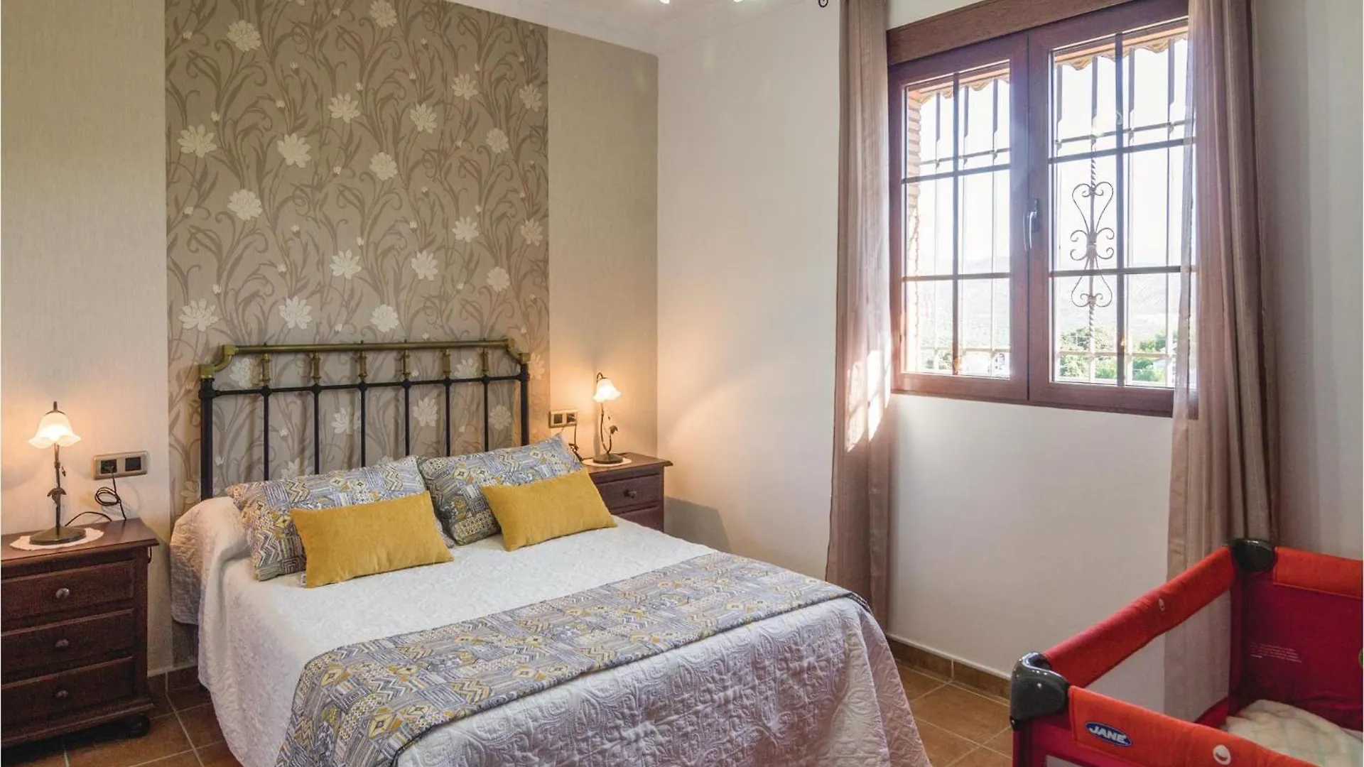 Cozy Home In Iznajar With Kitchen Feriehus